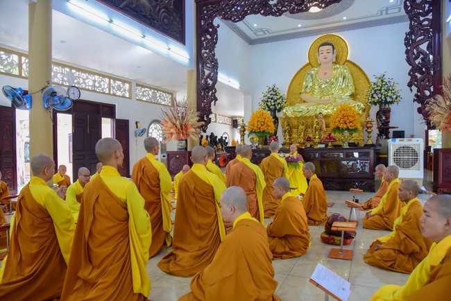 Pratimoksa commandment rite and precept listen at Hoang Phap pagoda